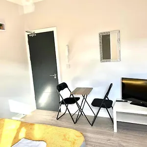 Guest house Suites By Gh Stays, Southall